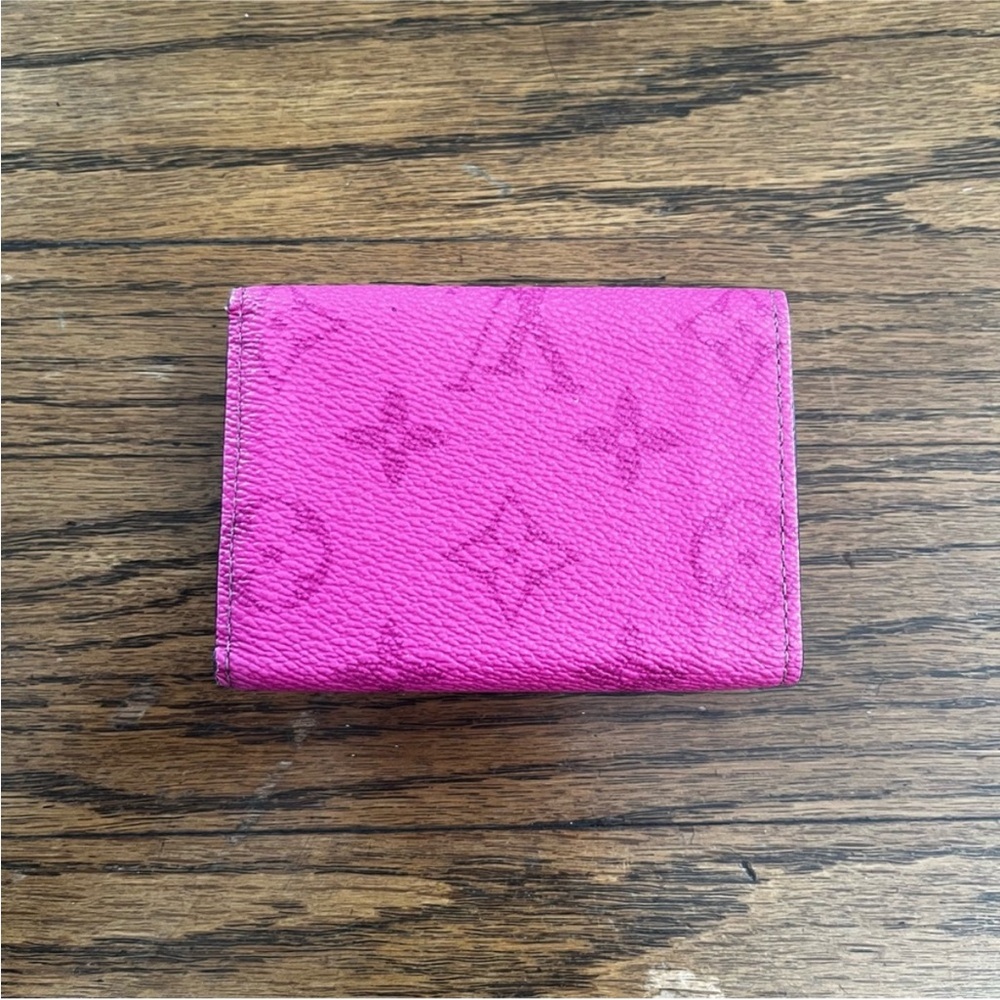 Louis Vuitton Taiga Rama Discovery Compact Wallet in a stunning hot pink color - Picture 8 of 9